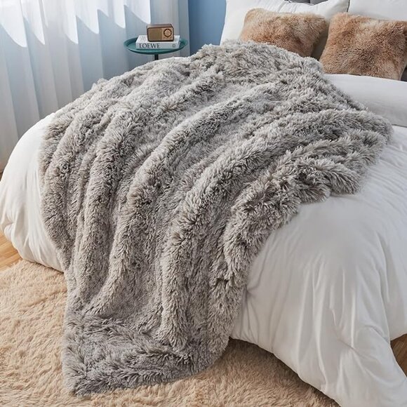 Fuzzy faux fur throw blanket 50"x60" - Picture 4 of 6